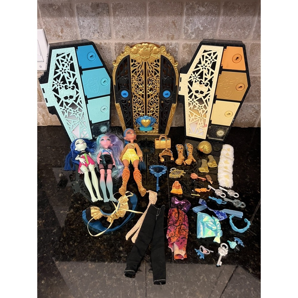 Monster High Lot: 3 Dolls, Accessories, Coffins Laguna Cleo Ghoulia Fearidescent
